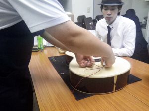 工房にお客様！！｜ルシアー駒木のギターよもやま話 その14