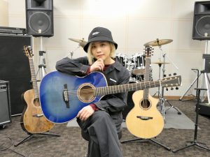 EXiNAこと西沢幸奏さん、HISTORYアコギデビュー！