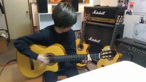 ついにあの大人気ギタリストもスペインの風を吹かせる！｜ルシアー駒木のギターよもやま話 その100