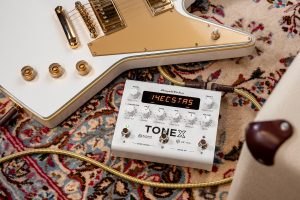 ステージで輝くIK Multimedia　TONEX Pedalの限定ホワイトエディション登場