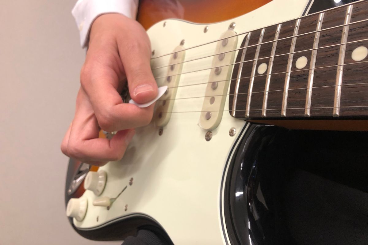 上達の第一歩!ギターの構え方とピックの持ち方を解説【初心者必見】 | ギタセレ(Guitar Selection)