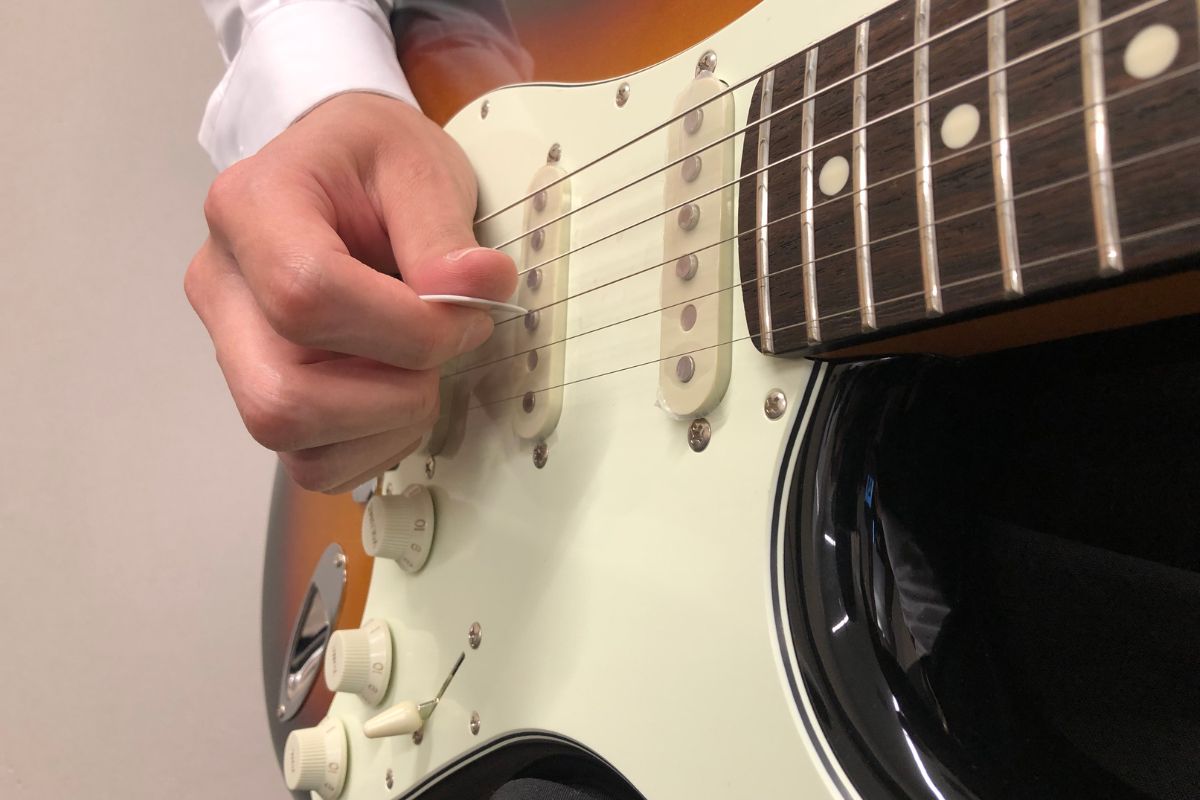 上達の第一歩!ギターの構え方とピックの持ち方を解説【初心者必見】 | ギタセレ(Guitar Selection)