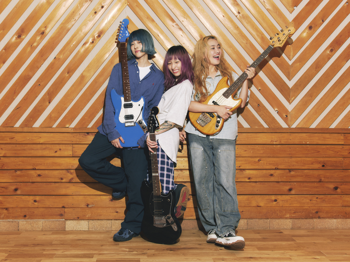 Fenderより今大注目の3ピースバンド、『Chilli Beans. 』シグネイチャーモデル 3製品が登場　記念に製作されたストラップも