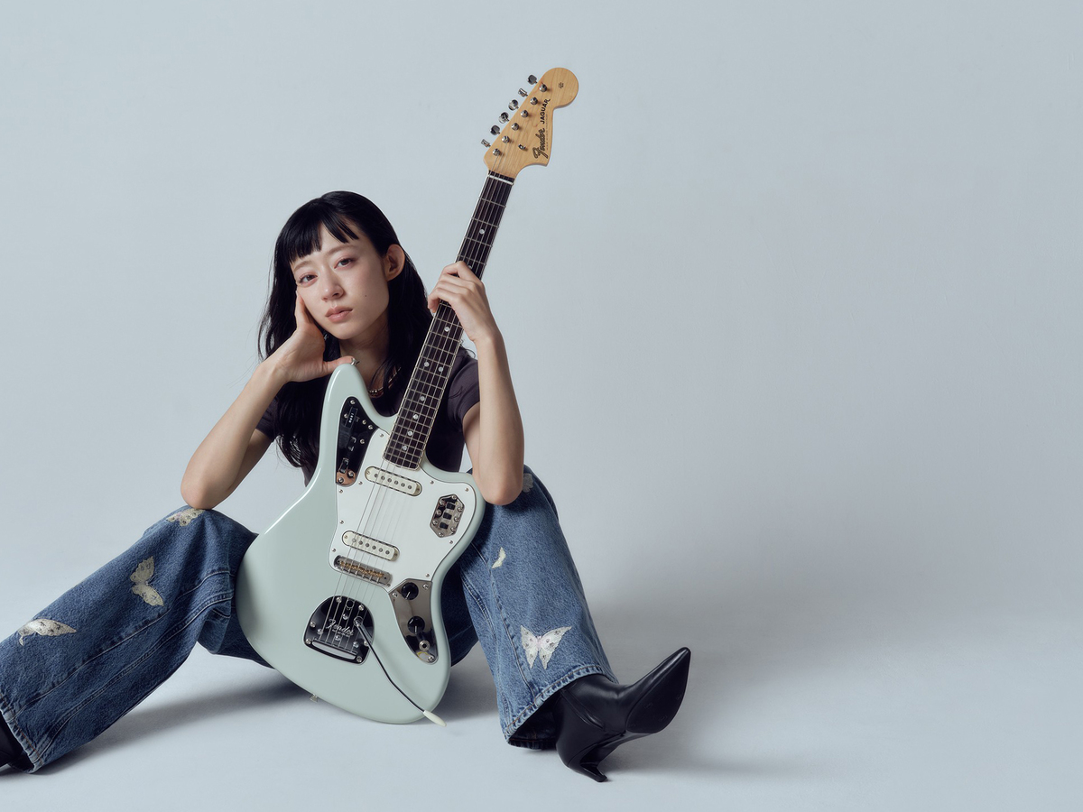 Fender Moeka Shiotsuka Jaguar® moni｜塩塚モエカ氏（羊文学）こだわりのシグネイチャーモデル　ストラップも数量限定でリリース