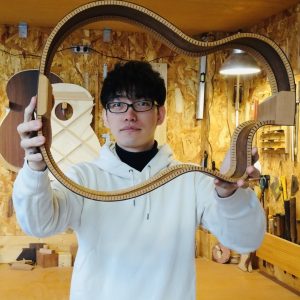 バイヤー古川の銘器探訪 Vol.7 “広島県・似島発、モダンで研ぎ澄まされたルシアー MUKAE GUITARS”