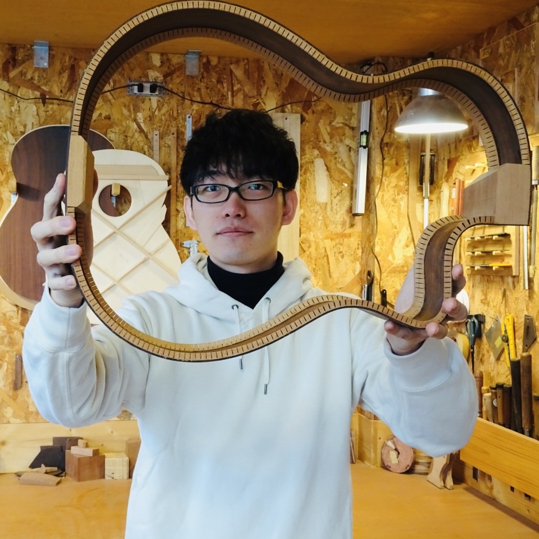 バイヤー古川の銘器探訪 Vol.7 “広島県・似島発、モダンで研ぎ澄まされたルシアー MUKAE GUITARS”