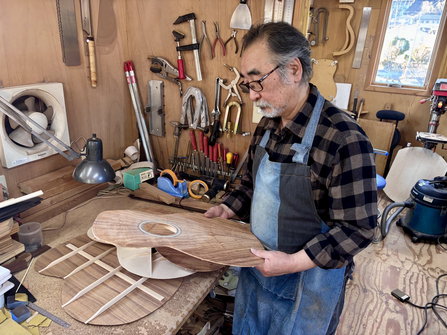 バイヤー古川の銘器探訪 Vol.10 “歌とギターの距離感をデザインする　SAKATA GUITARS”