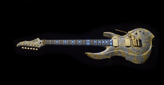 【エレキギター】MEJIBRAY(メジブレイ)のギタリストMiAのシグネチャーモデル　ギター&ピックが登場