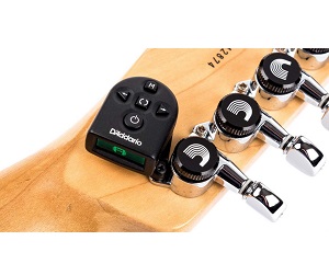 【NAMM2018:クリップチューナー】-D’Addario- ”Clip-free Micro Tuner” ペグのビス穴に直接取り付け可能！